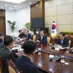 문 대통령, 감염병 전문가와 간담회…“민관 총력 대응”