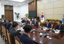 문 대통령, 감염병 전문가와 간담회…“민관 총력 대응”