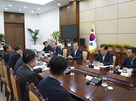 문 대통령, 감염병 전문가와 간담회…“민관 총력 대응”