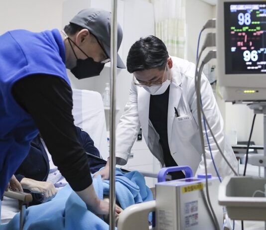 11일부터 20개 병원에 군의관·공중보건의 파견…비상진료체계 강화