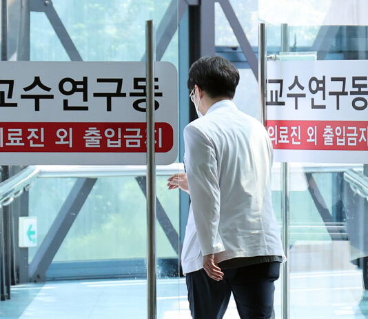 정부 “의대교수 환자 곁 계속 지켜달라…사직서 제출은 소수”