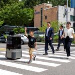 이동 로봇, 국내 최초로 안전하게 횡단보도 건너기 성공