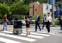 이동 로봇, 국내 최초로 안전하게 횡단보도 건너기 성공