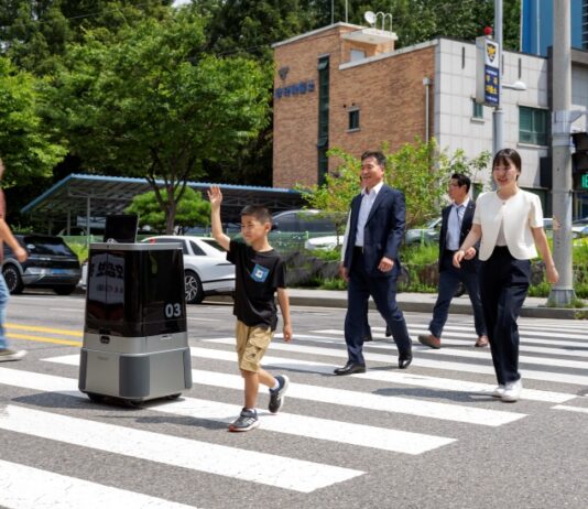 이동 로봇, 국내 최초로 안전하게 횡단보도 건너기 성공
