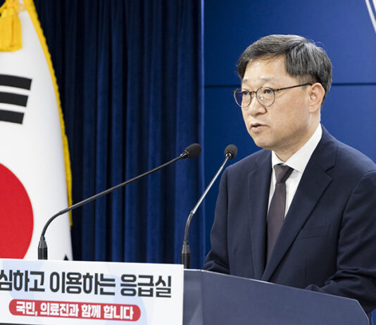 정부 “응급실, 중증환자에 집중하도록 재정적·제도적 지원”