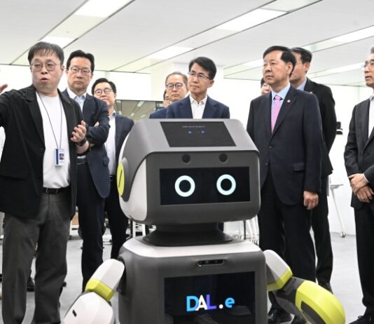 AI로봇·자동차 업계 만난 구 부총리 “세계 1등 제품 생산 전폭 지원”