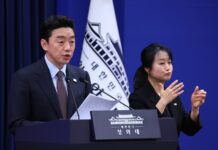 청와대 “우리 국민, UAE 여객기로 귀국 중…원유 600만 배럴 도입”