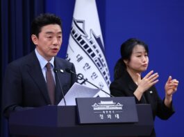 청와대 “우리 국민, UAE 여객기로 귀국 중…원유 600만 배럴 도입”