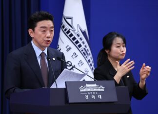 청와대 “우리 국민, UAE 여객기로 귀국 중…원유 600만 배럴 도입”