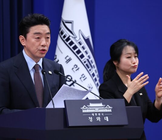 청와대 “우리 국민, UAE 여객기로 귀국 중…원유 600만 배럴 도입”