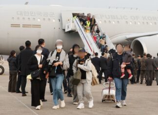 ‘사막의 빛’ 작전 성공…중동 체류 우리 국민 등 211명 무사 귀환