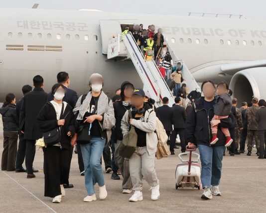 ‘사막의 빛’ 작전 성공…중동 체류 우리 국민 등 211명 무사 귀환