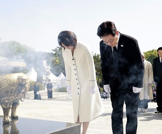 이 대통령 “4·19 민주 이념 토대로 세계 10대 경제·문화 강국 이뤄”