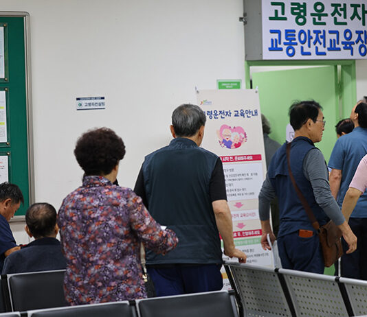 고령 운전자 교통안전 강화…페달 오조작 방지 장치 지원